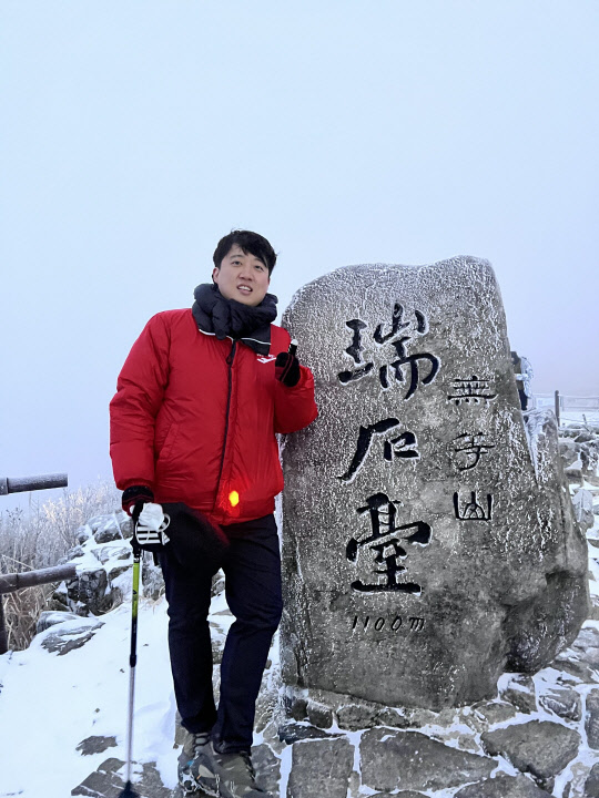 이준석 국민의힘 대표가 설날인 지난 1일 광주 무등산에 올라 기념촬영을 하고 있다. 이준석 대표 페이스북 갈무리